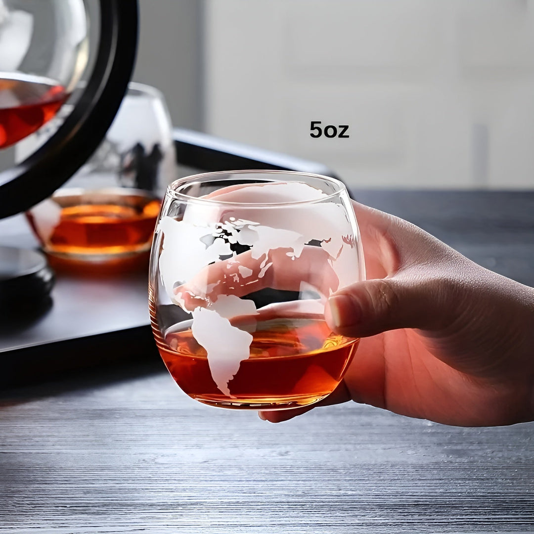 Whisky Karaffel Sett i Globusform – Skantoyfri Karaffel med Tre Stativ | Inkluderer 2 Whisky Glasser | Skanto