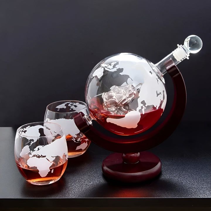 Whisky Karaffel Sett i Globusform – Skantoyfri Karaffel med Tre Stativ | Inkluderer 2 Whisky Glasser | Skanto