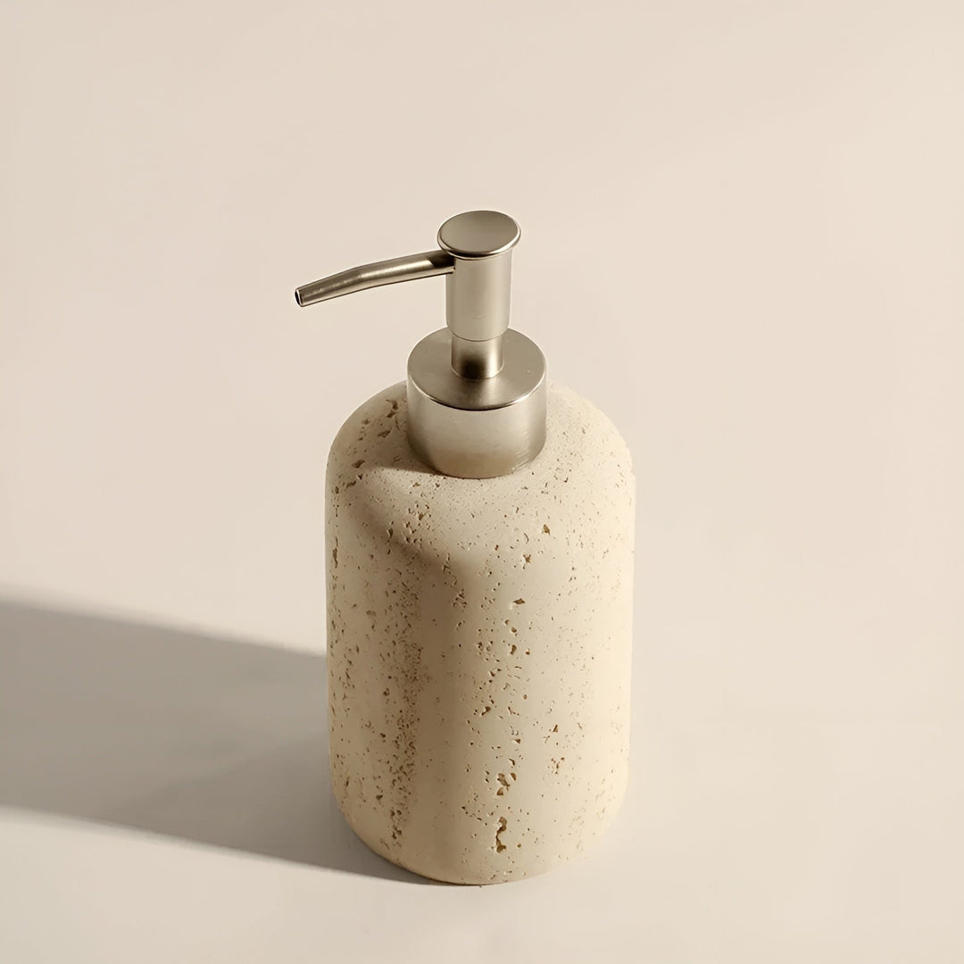 Naturlig stein tannbørsteholder – med såpedispenser og hylle | Elegante baderomsprodukter laget av travertin | Skanto