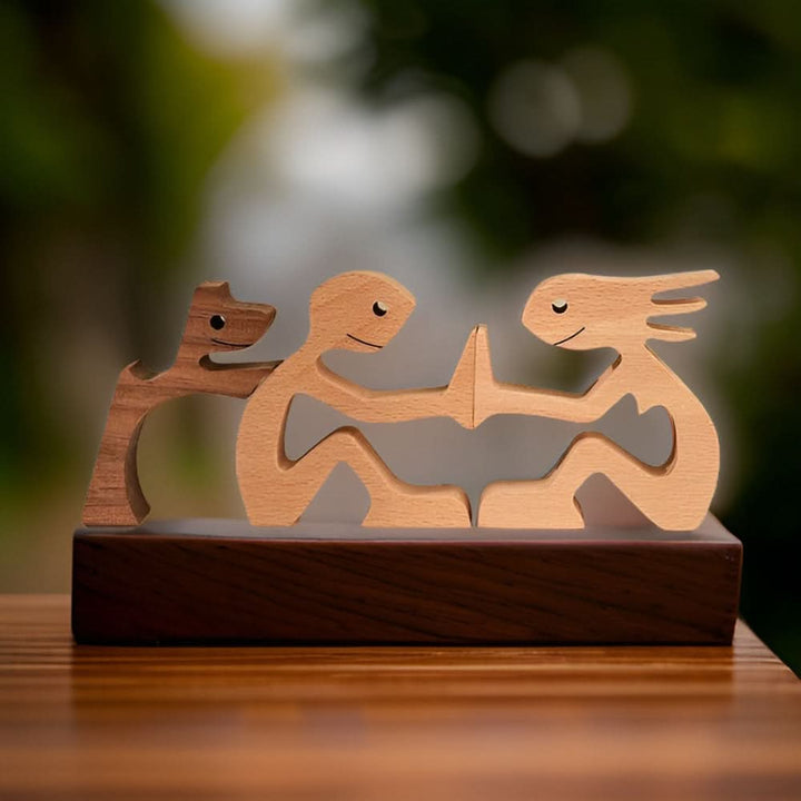 Handgefertigte Holzfigur von Hund und Mensch