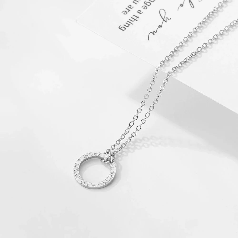 Skanto | Minimalistisk Teksturert Sirkelhalskjede