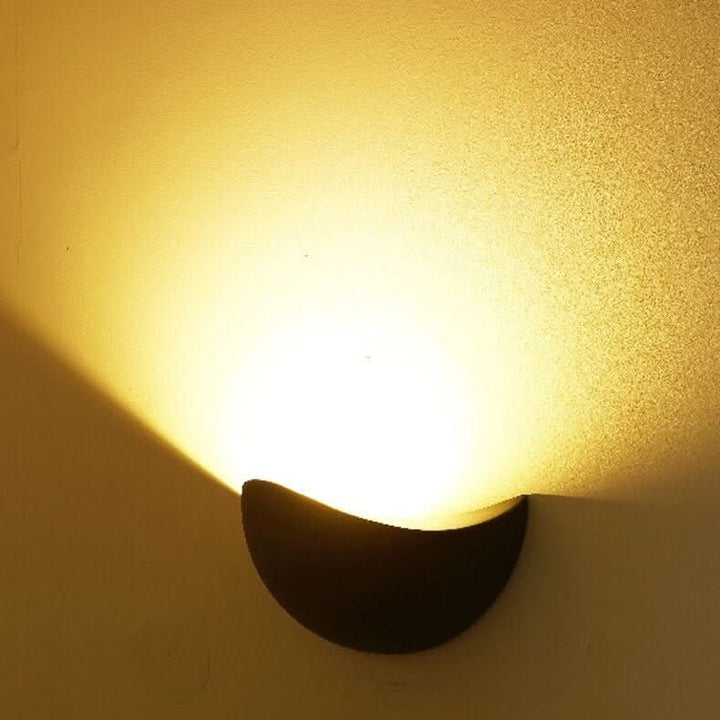 Skanto | Minimalist Halvrund LED Vegglampe – Moderne Innendørs/Utendørs Lampe