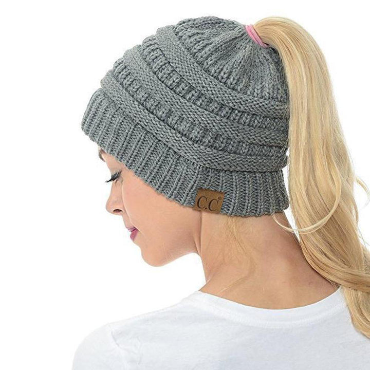 Skanto | Kvinners myke strikket hestehale lue – Casual vinterlue
