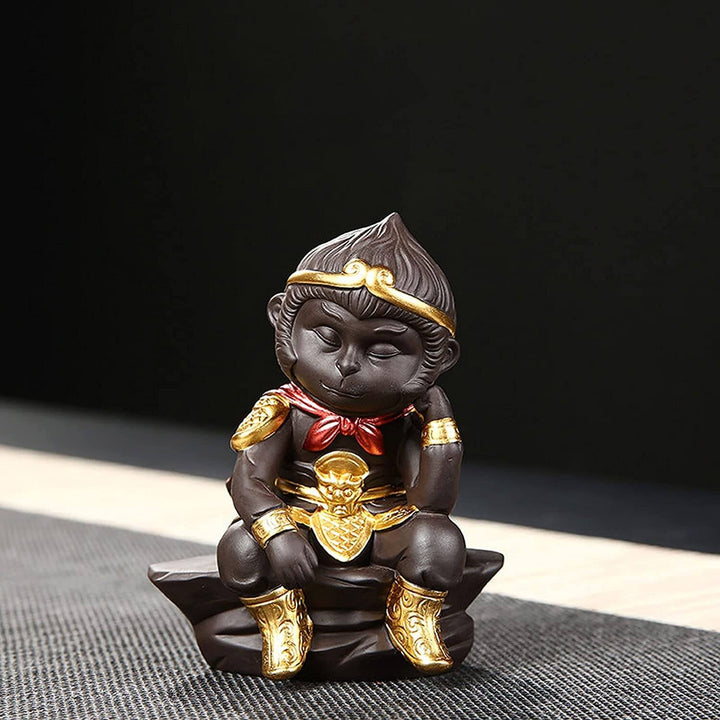 Skanto | Monkey King i Meditasjon Dekorativ Statue med Karakter