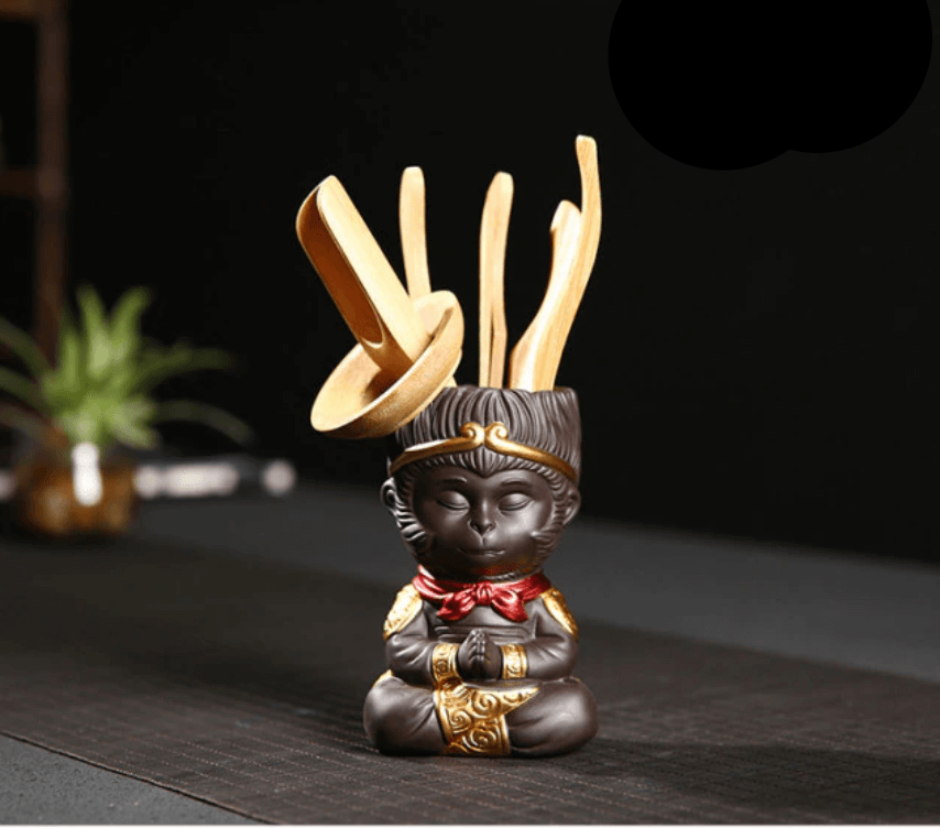 Skanto | Monkey King i Meditasjon Dekorativ Statue med Karakter