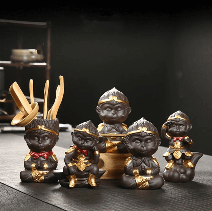 Skanto | Monkey King i Meditasjon Dekorativ Statue med Karakter