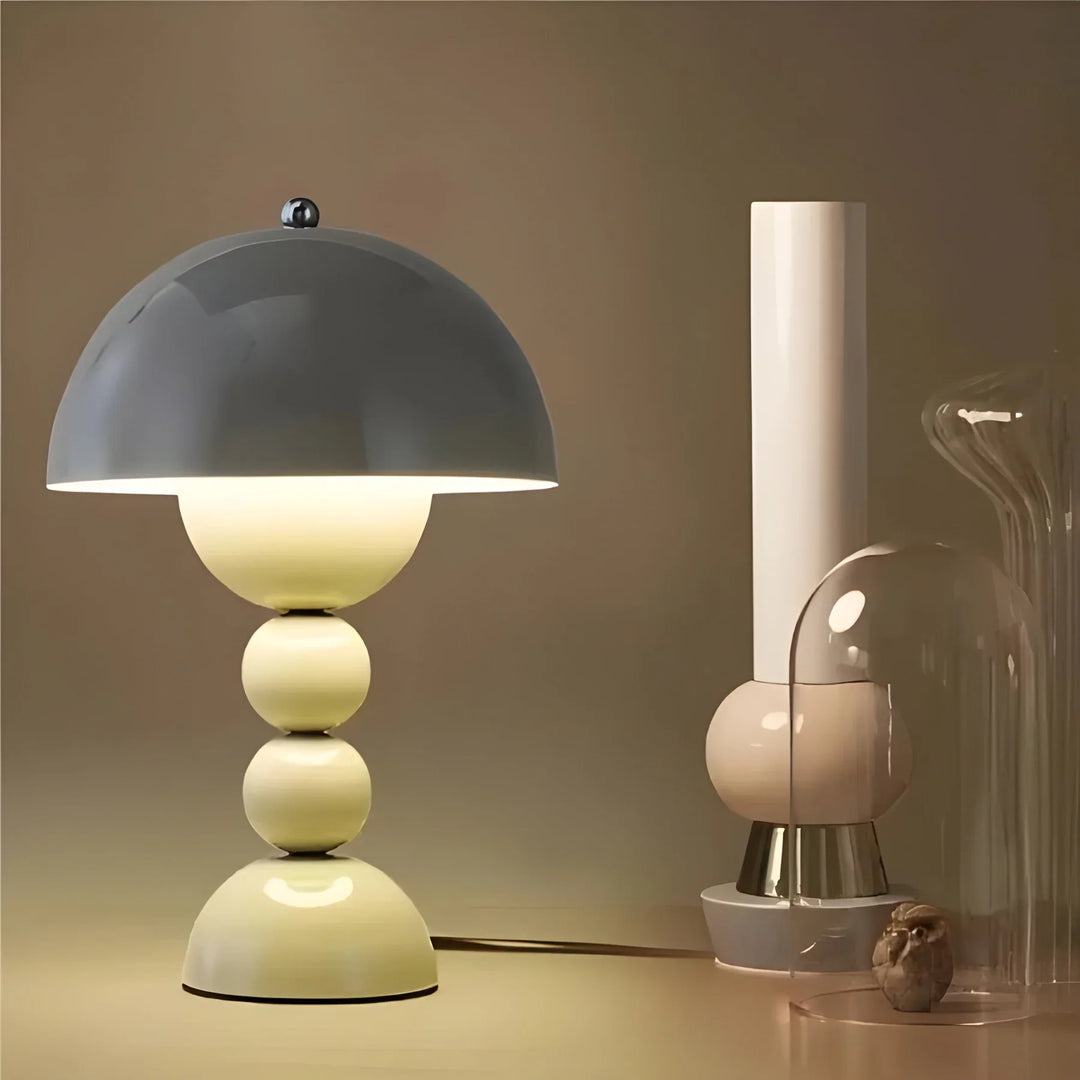 Skanto | Moderne Bordlampe i Skandinavisk Design med Gull Detaljer