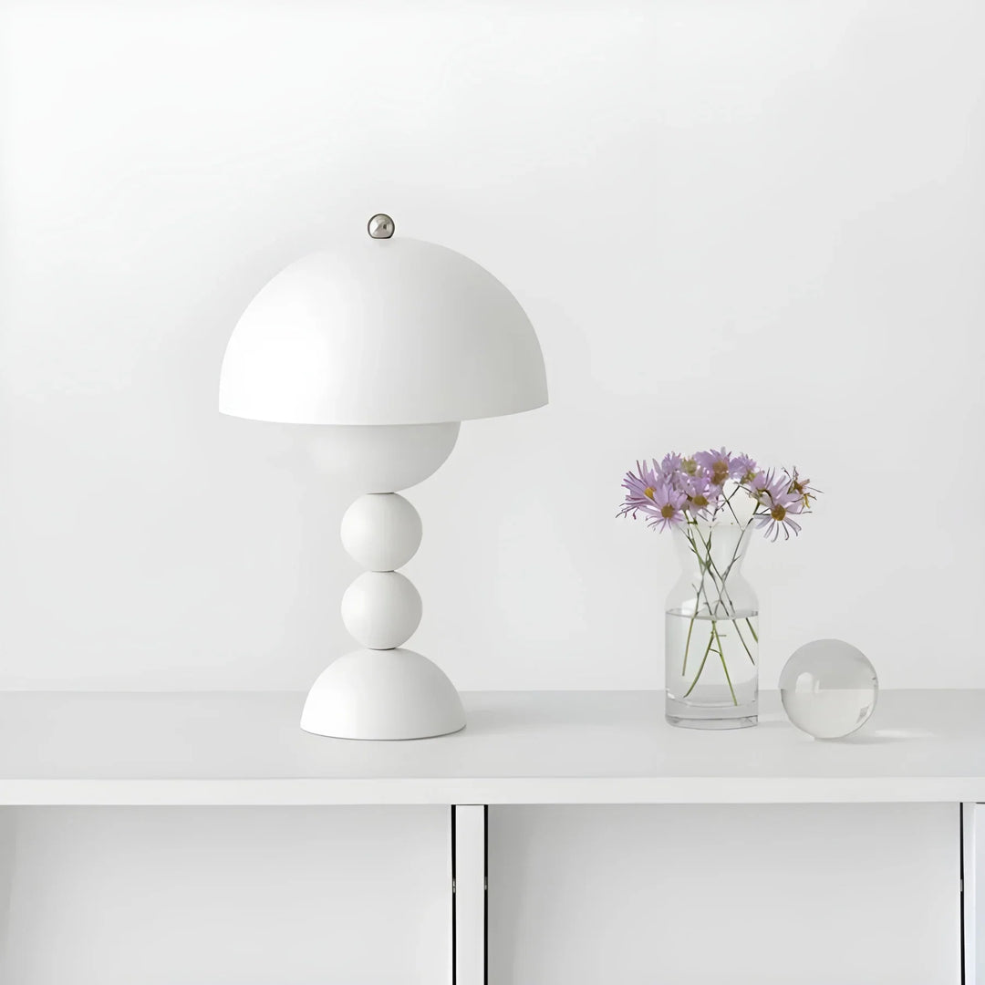 Skanto | Moderne Bordlampe i Skandinavisk Design med Gull Detaljer