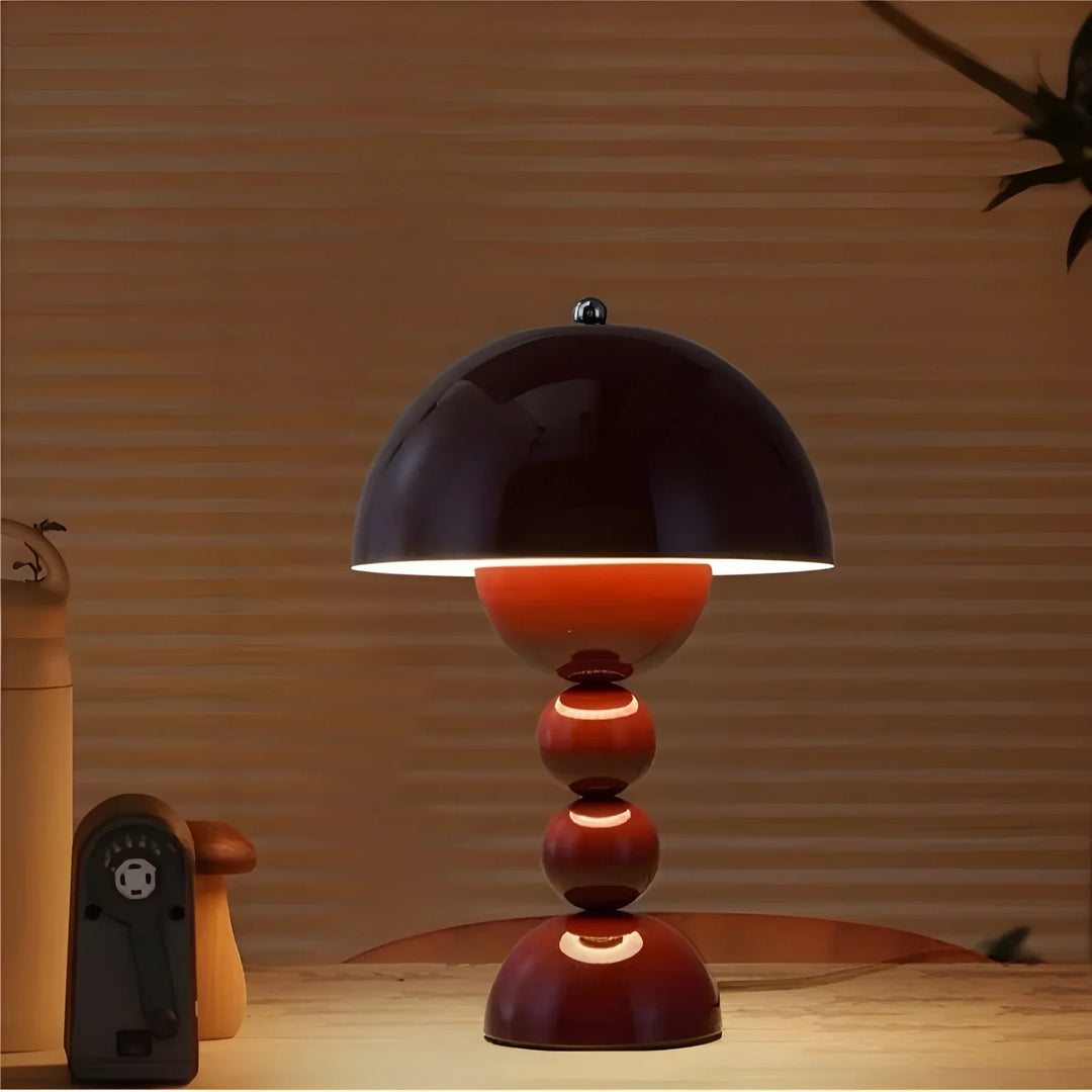 Skanto | Moderne Bordlampe i Skandinavisk Design med Gull Detaljer