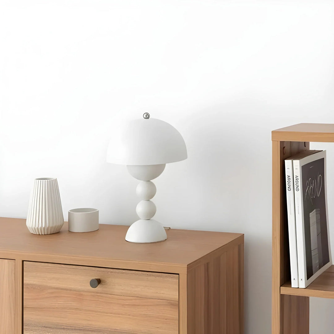 Skanto | Moderne Bordlampe i Skandinavisk Design med Gull Detaljer
