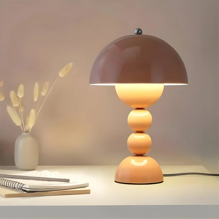 Skanto | Moderne Bordlampe i Skandinavisk Design med Gull Detaljer
