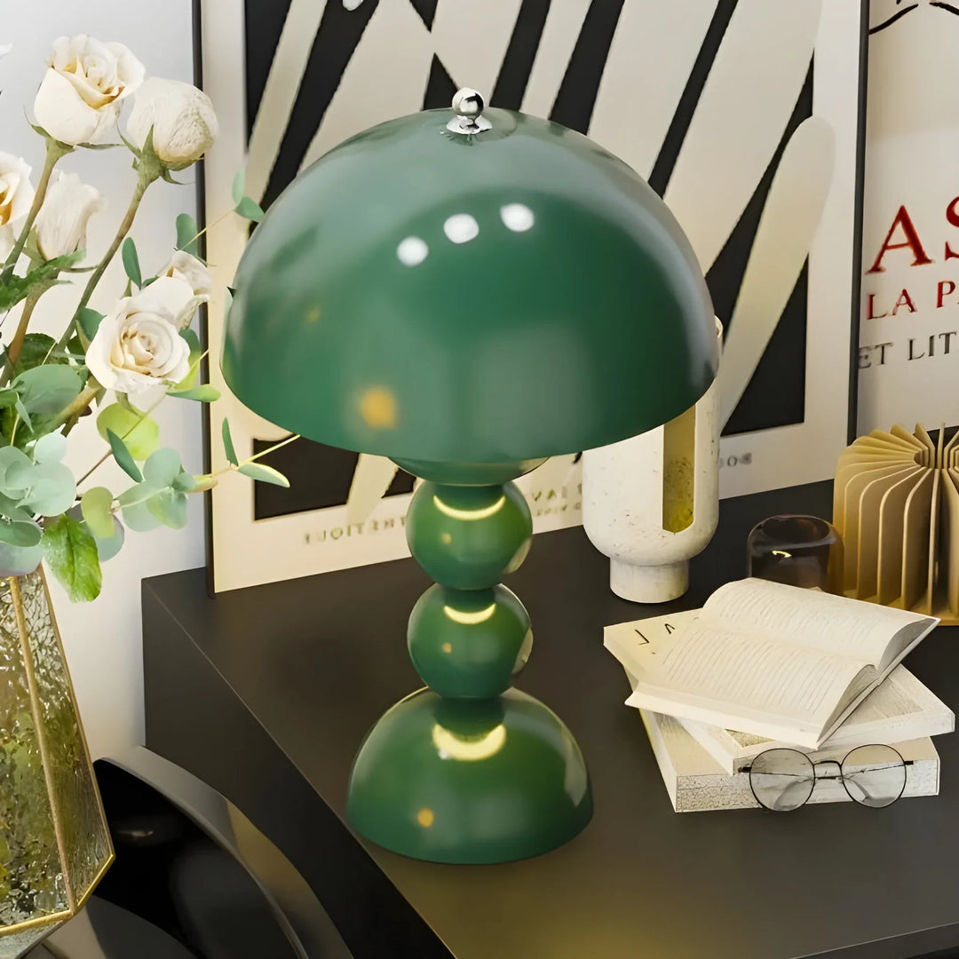 Skanto | Moderne Bordlampe i Skandinavisk Design med Gull Detaljer