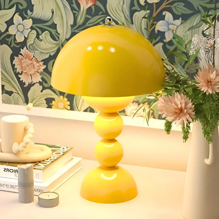 Skanto | Moderne Bordlampe i Skandinavisk Design med Gull Detaljer