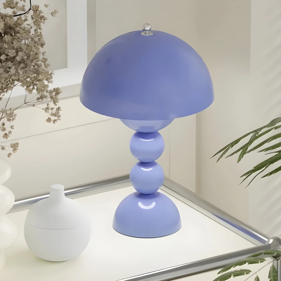 Skanto | Moderne Bordlampe i Skandinavisk Design med Gull Detaljer
