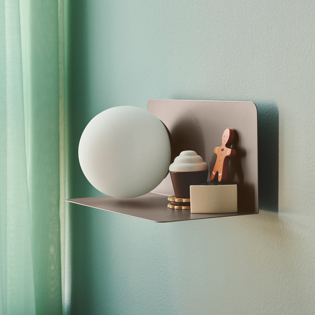 Skanto | Vegglampe med funksjonell hylle for moderne interiør