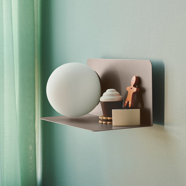 Skanto | Vegglampe med funksjonell hylle for moderne interiør