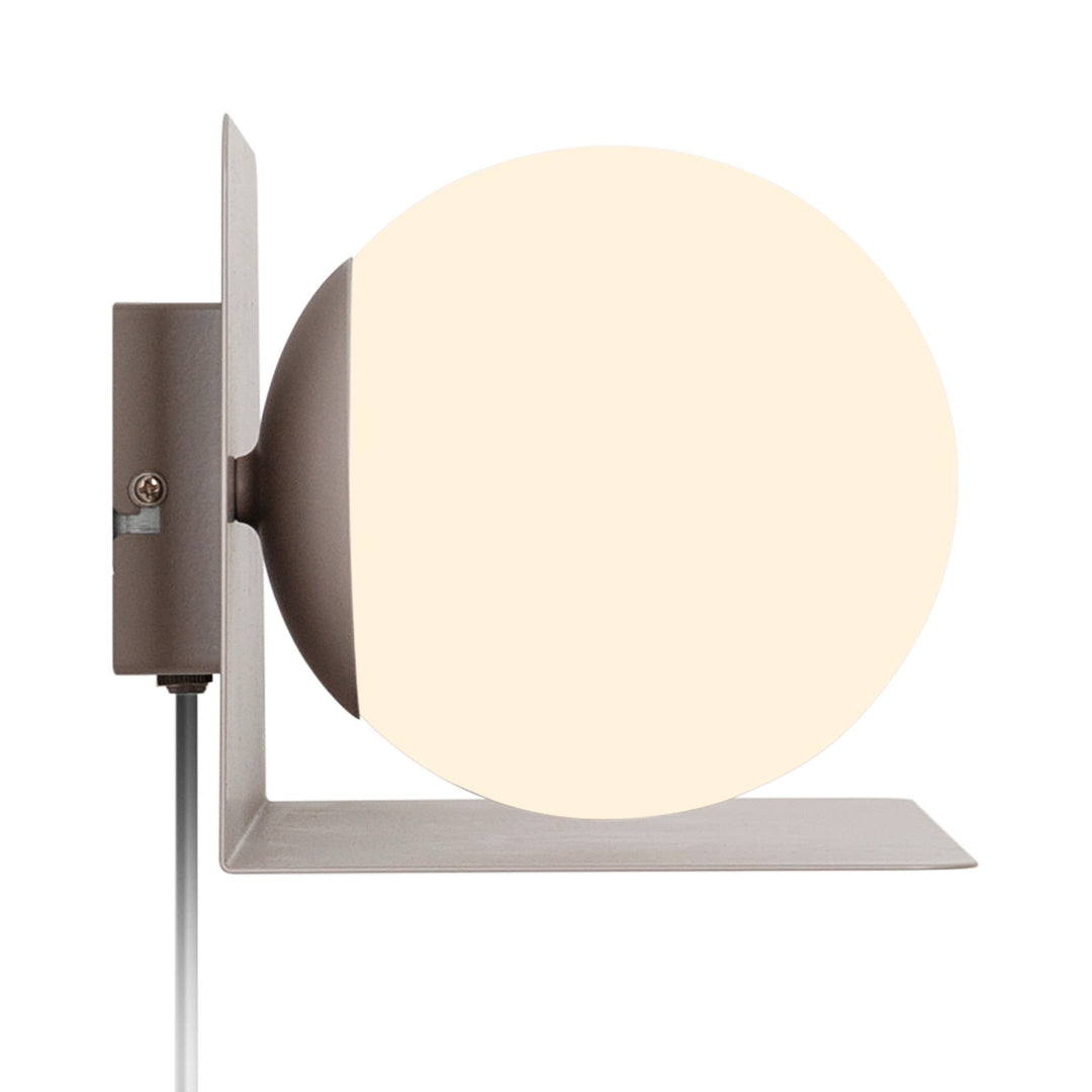 Skanto | Vegglampe med funksjonell hylle for moderne interiør