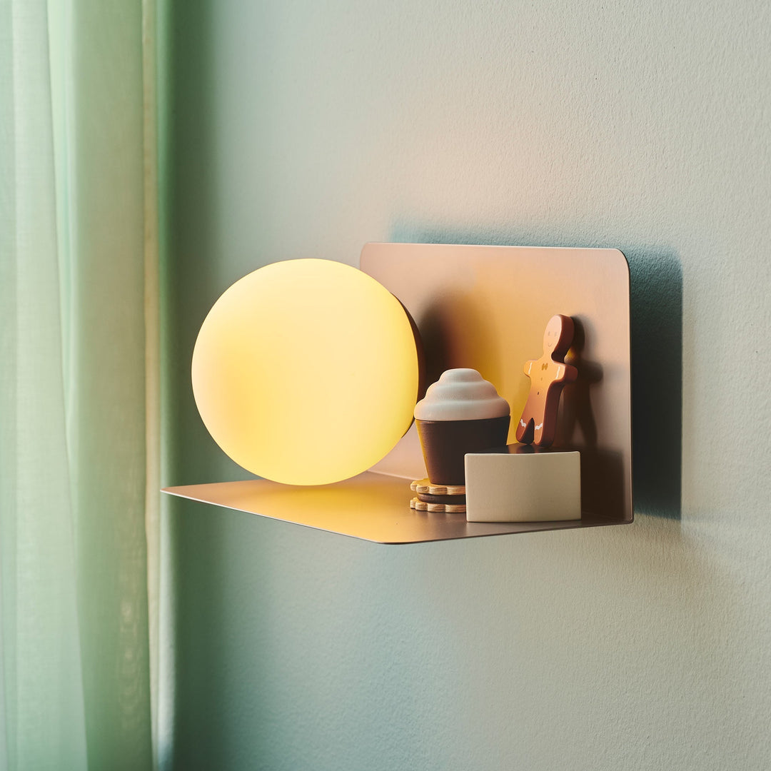 Skanto | Vegglampe med funksjonell hylle for moderne interiør
