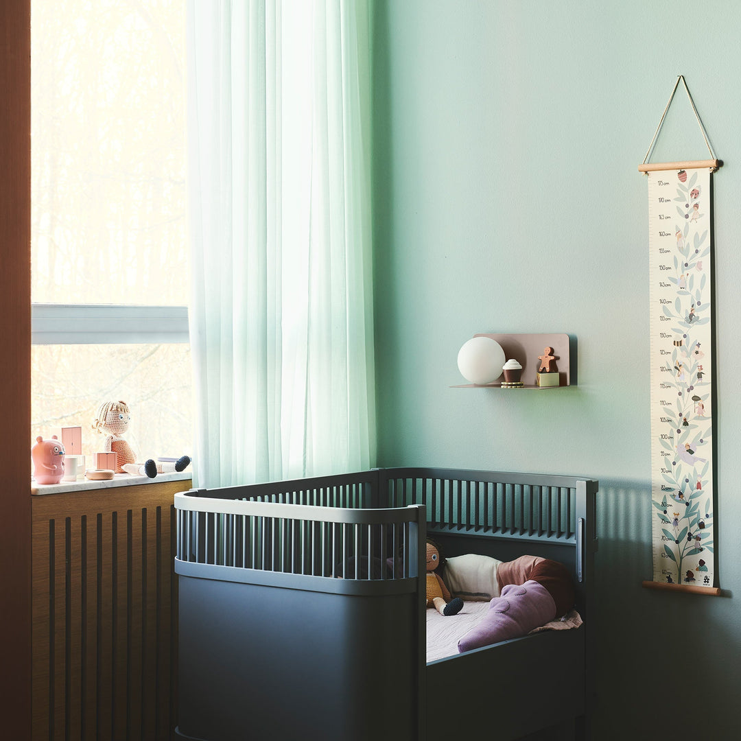 Skanto | Vegglampe med funksjonell hylle for moderne interiør