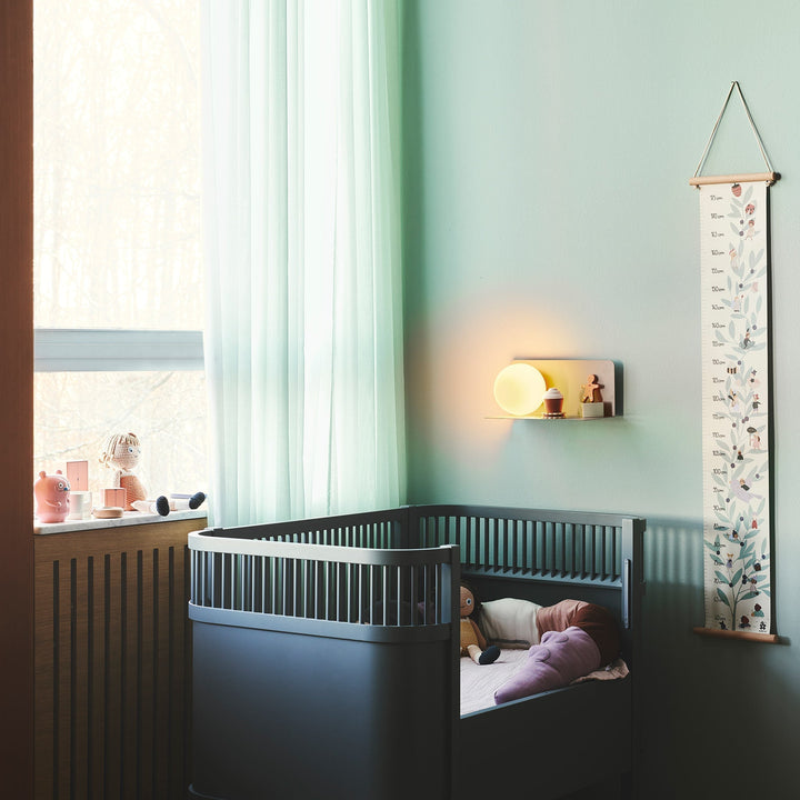 Skanto | Vegglampe med funksjonell hylle for moderne interiør
