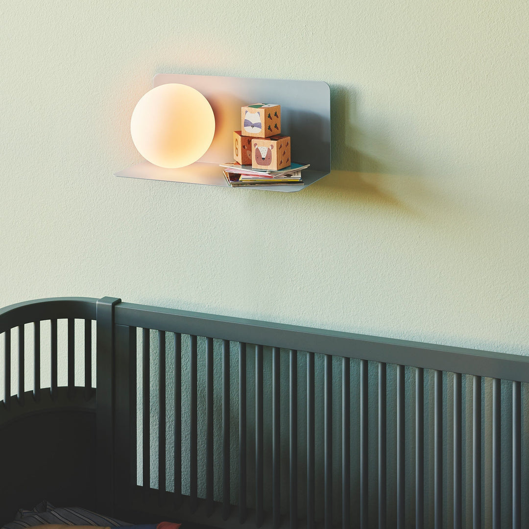 Skanto | Vegglampe med funksjonell hylle for moderne interiør
