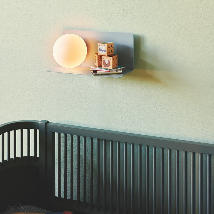 Skanto | Vegglampe med funksjonell hylle for moderne interiør