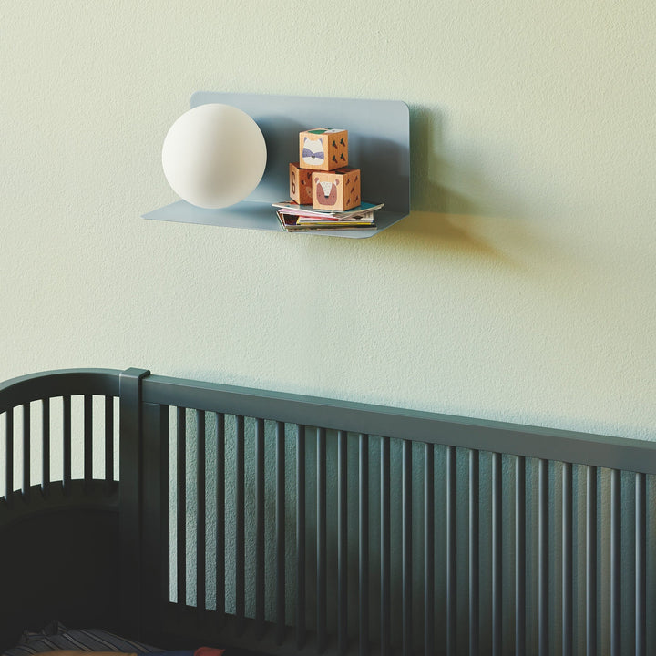 Skanto | Vegglampe med funksjonell hylle for moderne interiør