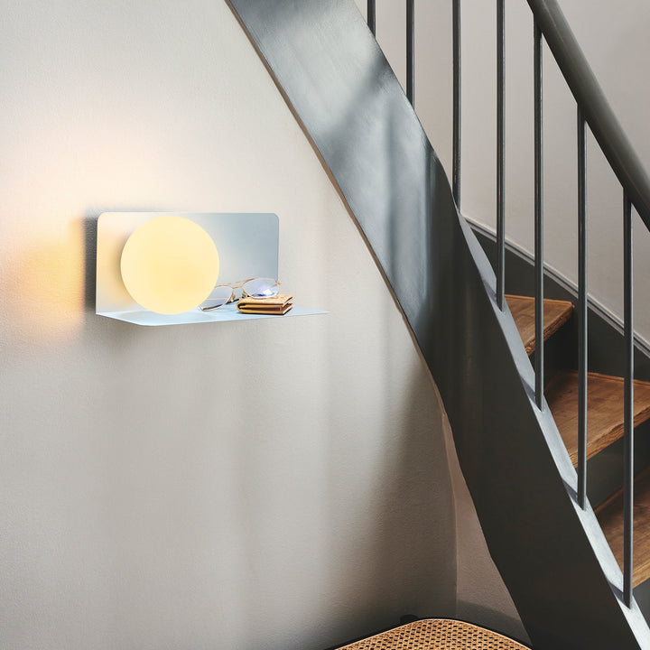 Skanto | Vegglampe med funksjonell hylle for moderne interiør