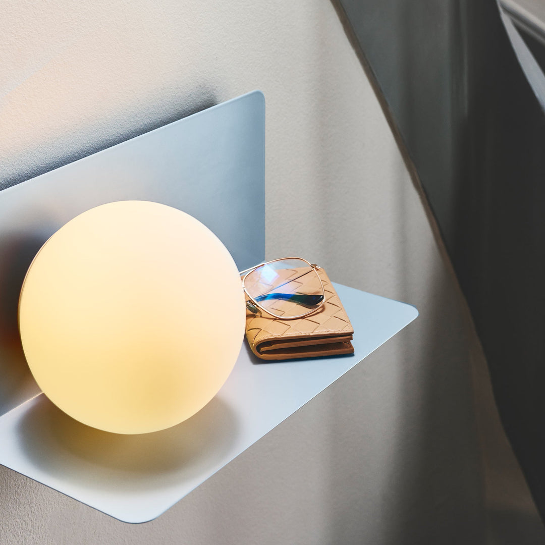 Skanto | Vegglampe med funksjonell hylle for moderne interiør
