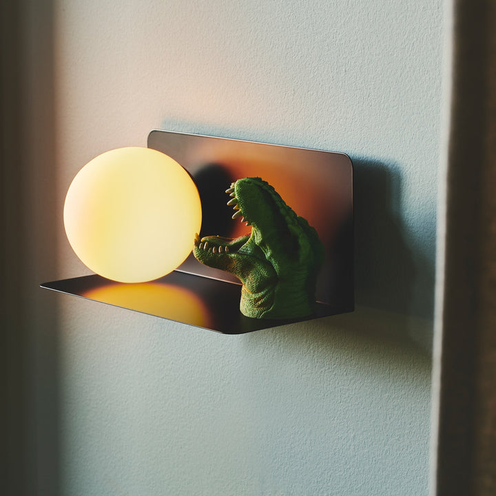 Skanto | Vegglampe med funksjonell hylle for moderne interiør
