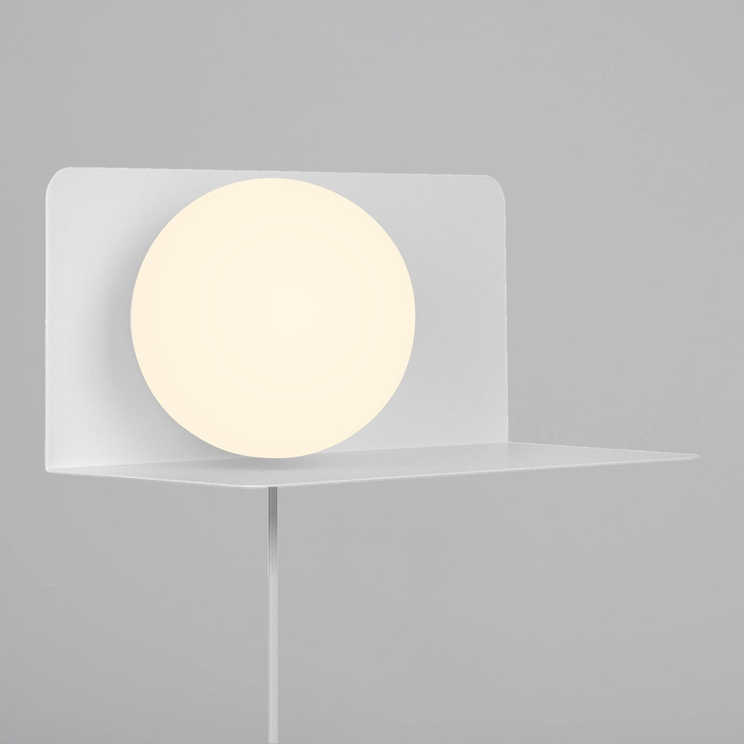 Skanto | Vegglampe med funksjonell hylle for moderne interiør
