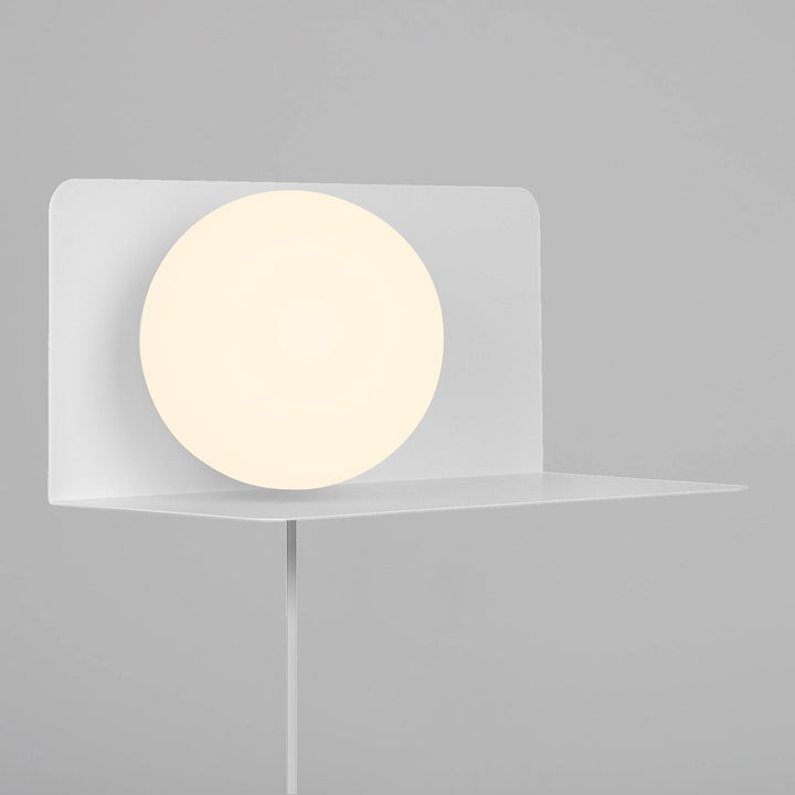 Skanto | Vegglampe med funksjonell hylle for moderne interiør