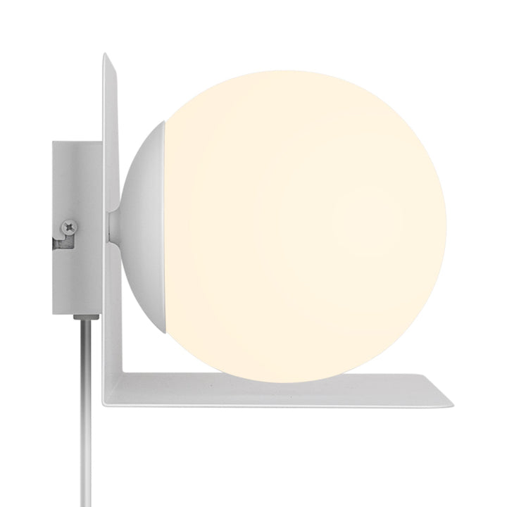 Skanto | Vegglampe med funksjonell hylle for moderne interiør