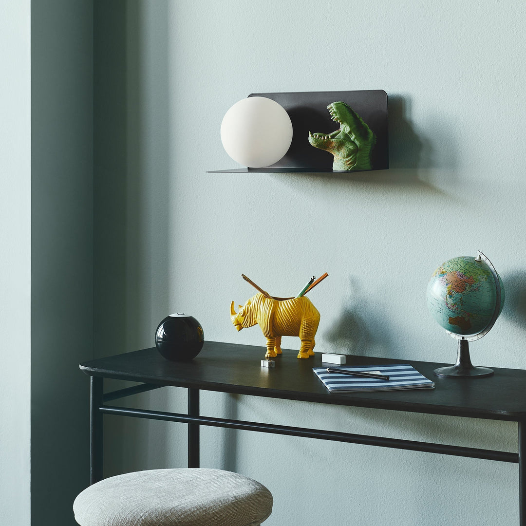 Skanto | Vegglampe med funksjonell hylle for moderne interiør