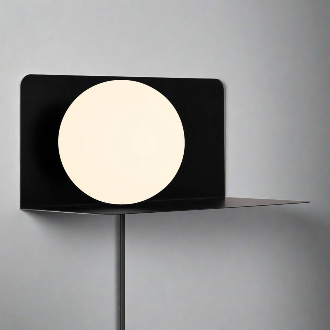 Skanto | Vegglampe med funksjonell hylle for moderne interiør