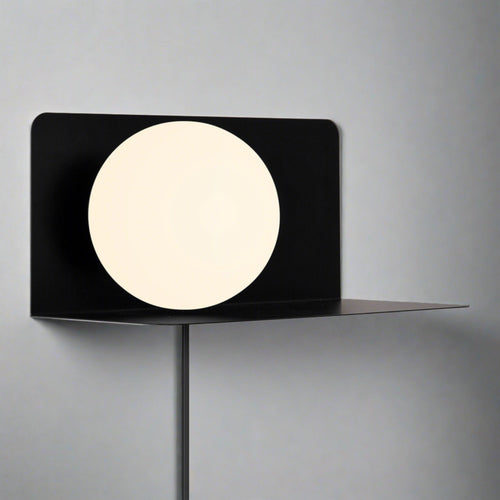 Skanto | Vegglampe med funksjonell hylle for moderne interiør