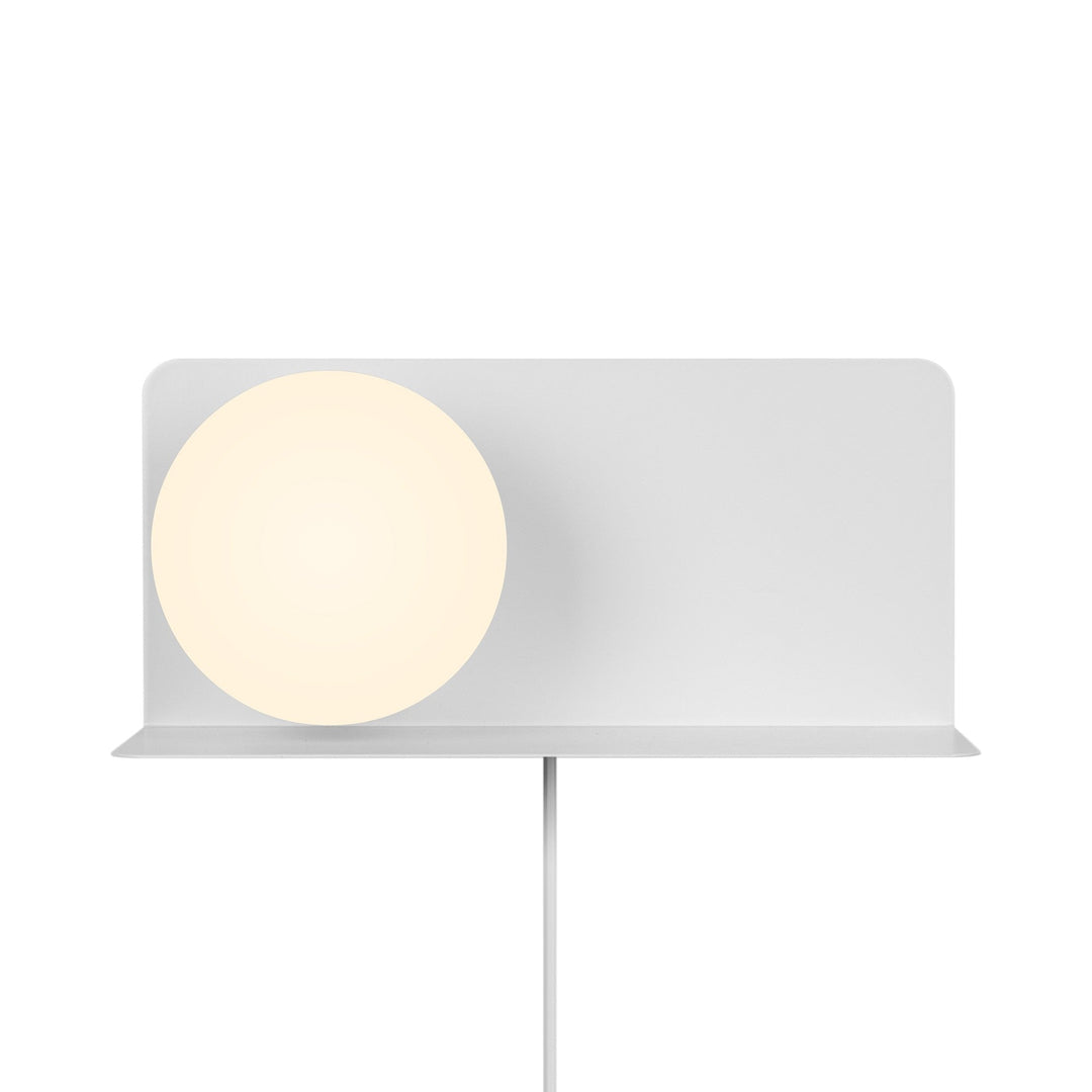 Skanto | Vegglampe med funksjonell hylle for moderne interiør