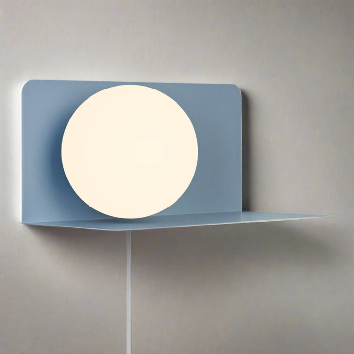 Skanto | Vegglampe med funksjonell hylle for moderne interiør