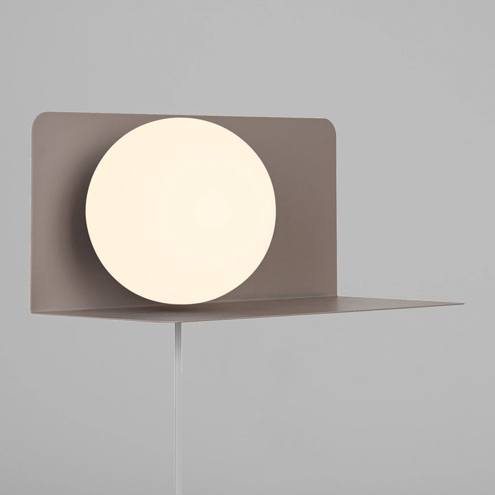 Skanto | Vegglampe med funksjonell hylle for moderne interiør