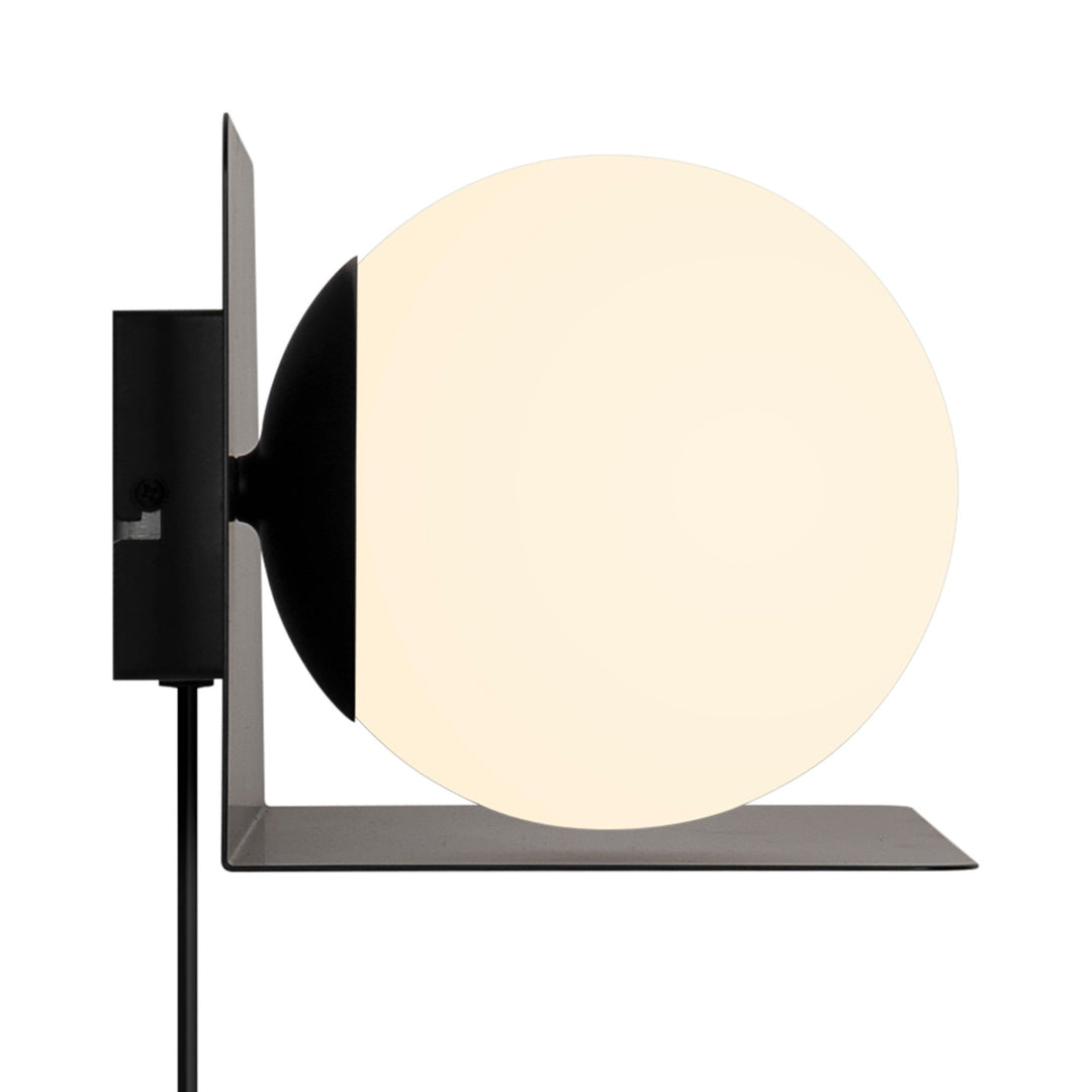 Skanto | Vegglampe med funksjonell hylle for moderne interiør