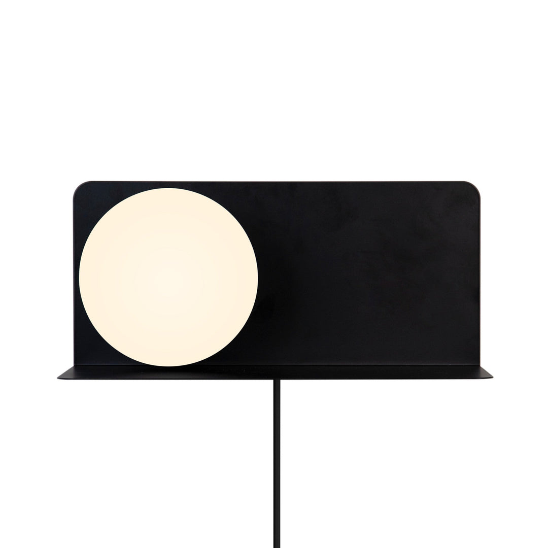 Skanto | Vegglampe med funksjonell hylle for moderne interiør
