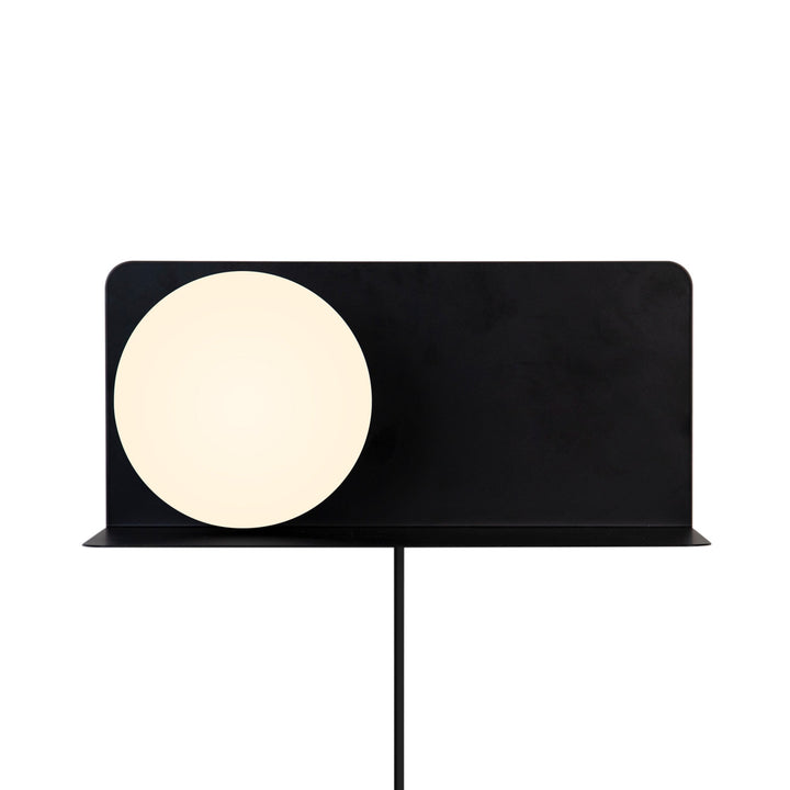 Skanto | Vegglampe med funksjonell hylle for moderne interiør