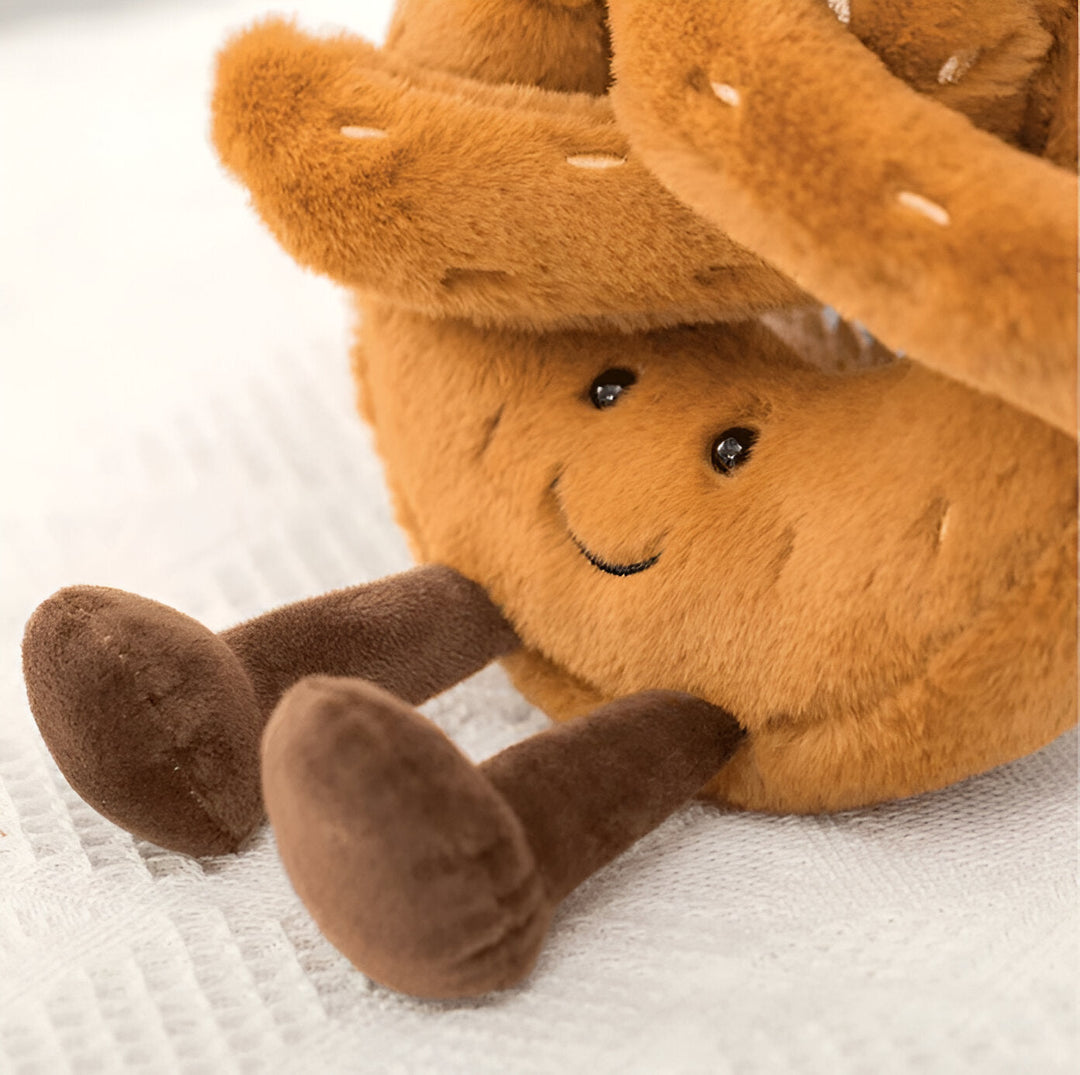 Plush Pretzel – Myk Kosepute i Frokostdesign | Skanto
