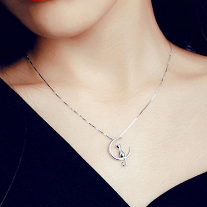 Kat - Moon Swing Necklace | Skanto