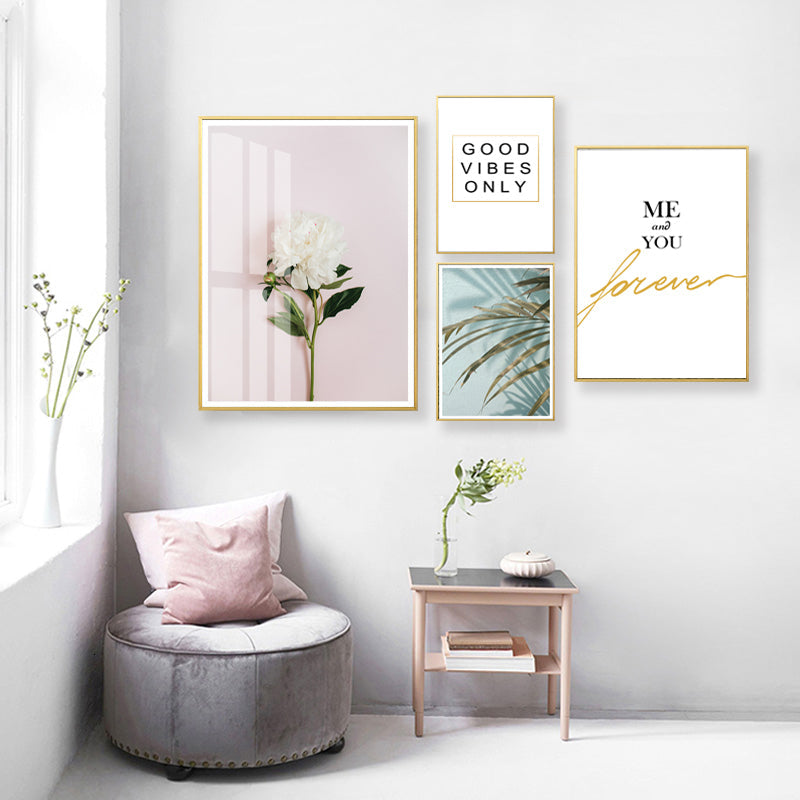 Moderne veggkunst med rosa blomster, grønne blader og bokstaver - lerretsbilde
