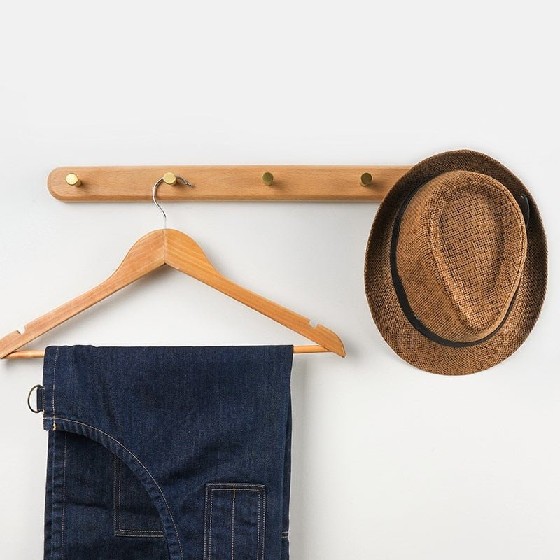 Skanto | WandHout – Minimalistisk treveggskleshenger med messing kroker