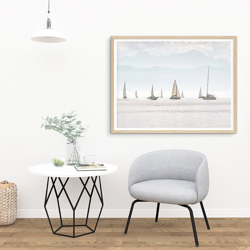 Sommerlandskap med seilbåtmotiv – Minimalistisk kunsttrykk på lerret