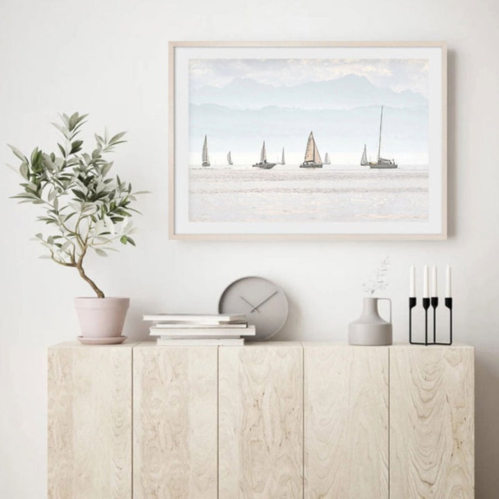 Sommerlandskap med seilbåtmotiv – Minimalistisk kunsttrykk på lerret