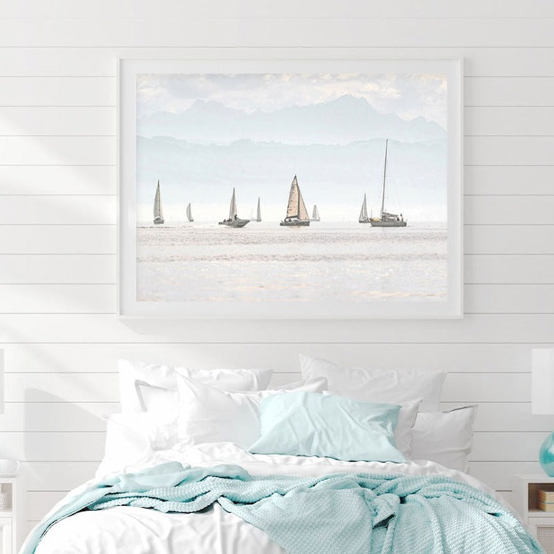 Sommerlandskap med seilbåtmotiv – Minimalistisk kunsttrykk på lerret