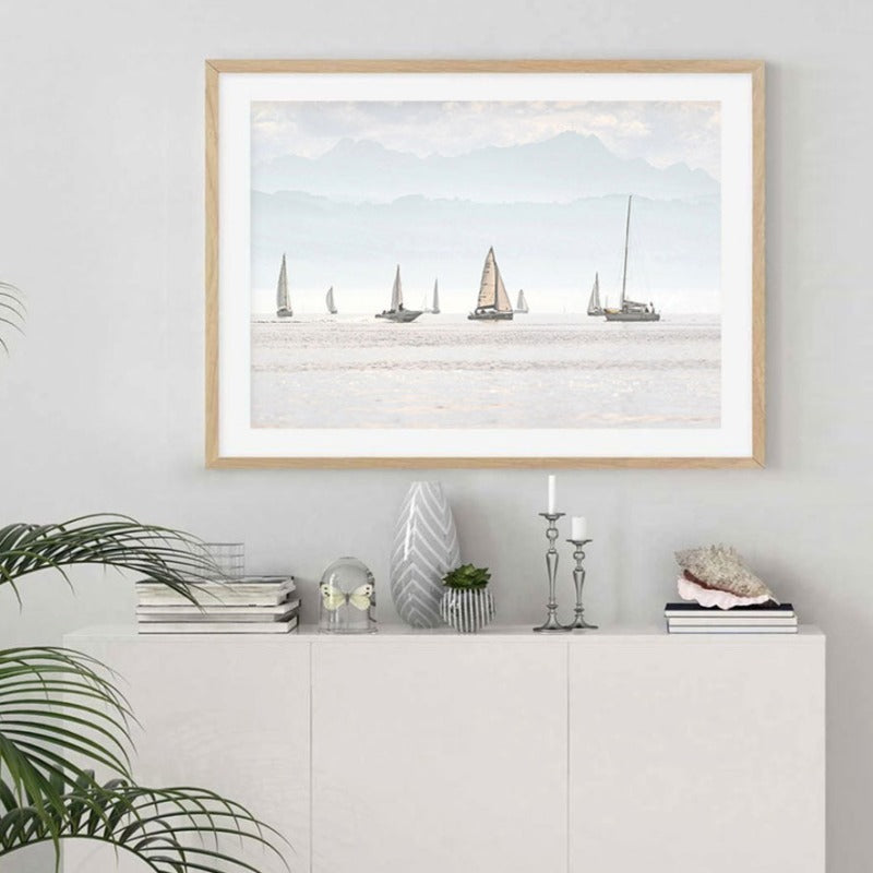 Sommerlandskap med seilbåtmotiv – Minimalistisk kunsttrykk på lerret